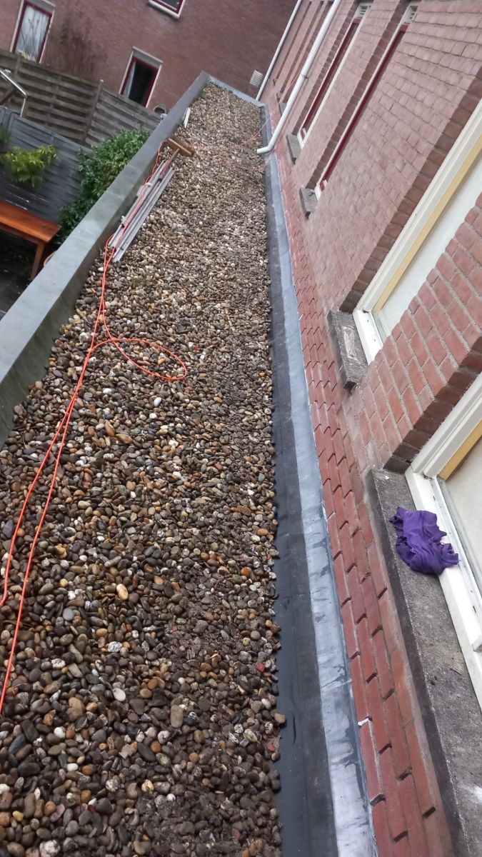 Nieuw spouwlood aangebracht tot aan het binnenblad