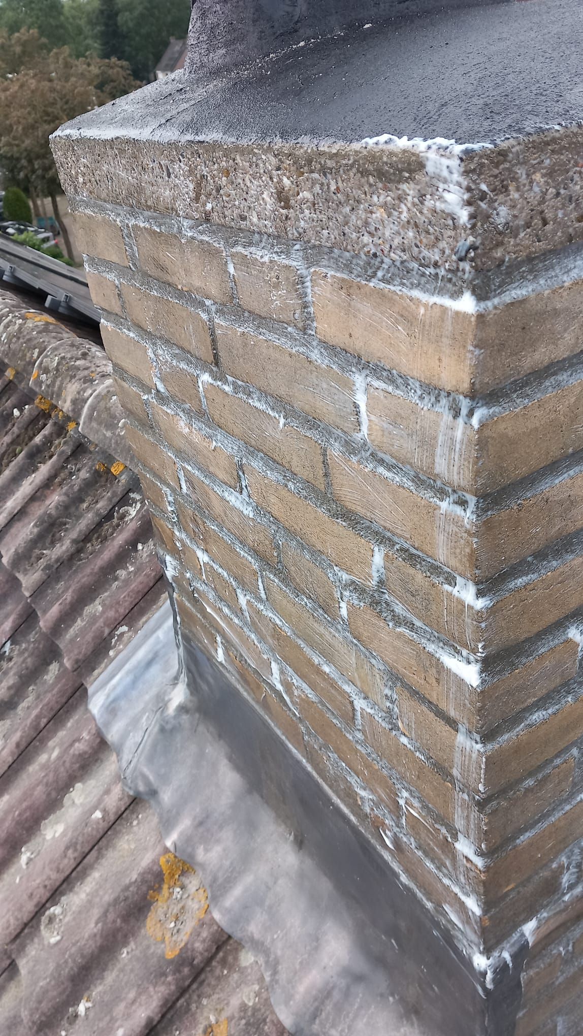Close-up van een schoorsteenhoek, met het metselwerk en voegwerk zichtbaar.
